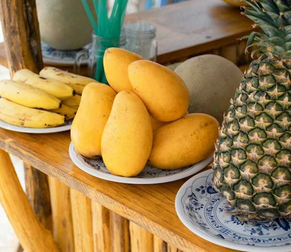 Smoothie de fruta sostenido frente al mar